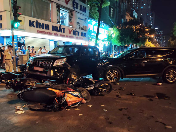Nguyên nhân ban đầu vụ 4 ôtô tông liên hoàn loạt xe máy ở Hà Nội