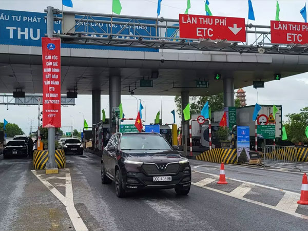 Xe đã được dán thẻ thu phí không dừng nhưng nhiều chủ phương tiện không biết