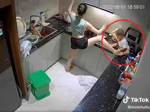 Mẹ trẻ vừa nấu cơm vừa trông con bằng chân, siêu nhân nhìn khóc thét