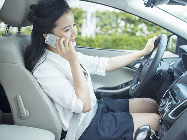 Sử dụng điện thoại khi lái xe năm 2022, cao nhất tới 3 triệu đồng