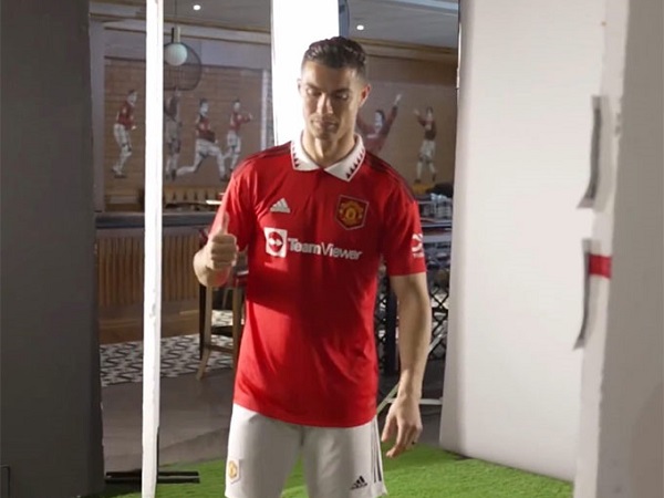 Ronaldo ở lại MU nhưng không phải để làm vua