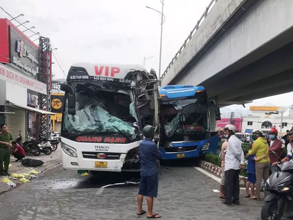 Khánh Hòa: Hai xe khách 'kẹp nhau' dưới chân cầu vượt, 1 người chết