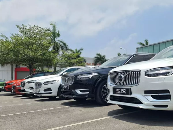 Vừa thoát đại dịch đổ tiền chơi hàng xa xỉ: Ô tô sang cháy hàng, xếp đơn chờ 6 tháng