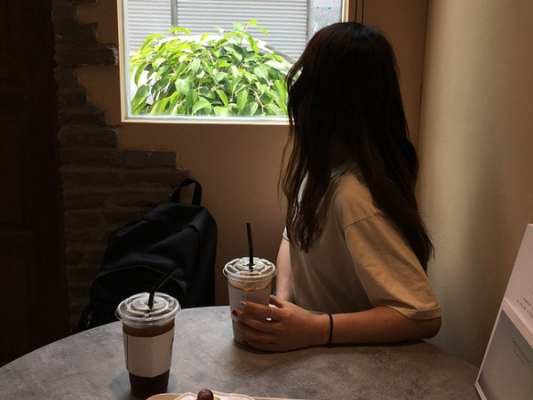 Bị người yêu cũ của bạn trai 'cà khịa', cô gái liền xử đẹp ngay tại quán trà sữa và được nhân viên quán ủng hộ