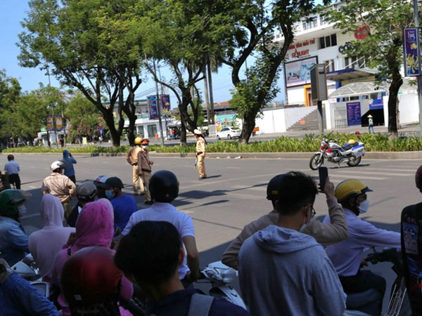 Video: Người đàn ông dùng súng AK tấn công cướp tiệm vàng ở Huế