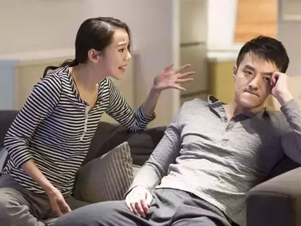Chồng đưa bạn gái về nhà ép vợ ly hôn, tôi nói câu làm anh cúi mặt