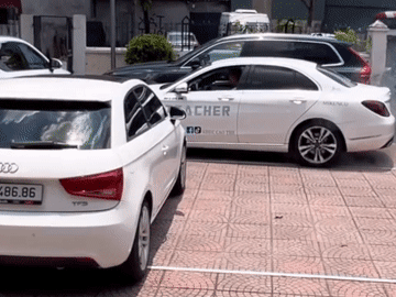 Màn lùi xe đỉnh cao khi bị chặn tứ bề của thầy dạy lái hot nhất cộng đồng mạng