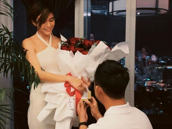 Mâu Thuỷ đăng ảnh được bạn trai quỳ gối cầu hôn, không uổng công dàn hậu gả bán bấy lâu