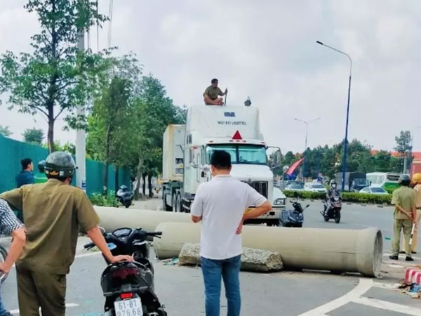 'Vác kiếm' lên nóc container ngồi thiền, nam thanh niên đòi 'khiêu chiến' với tài xế