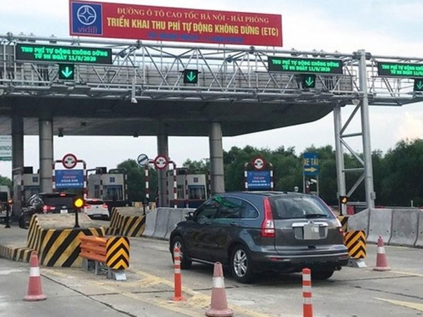 Từ ngày mai (1-8): Xe không có ETC đi nhầm vào làn thu phí tự động có bị tước bằng lái?