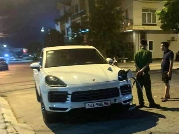Xe sang Porsche đâm xe tự chế, 1 người tử vong