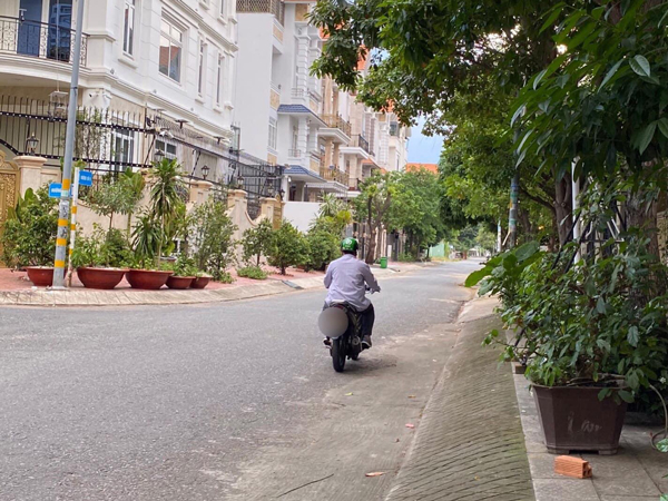 Đặt đồ ăn rồi mải họp quên béng, cô gái rưng rưng xúc động khi nhận tin nhắn 'con ơi đừng huỷ đơn chú' từ chú shipper lớn tuổi