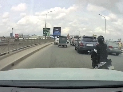 'Dân tổ' lạng lách trên phố đông và cái kết quằn quại giữa đường