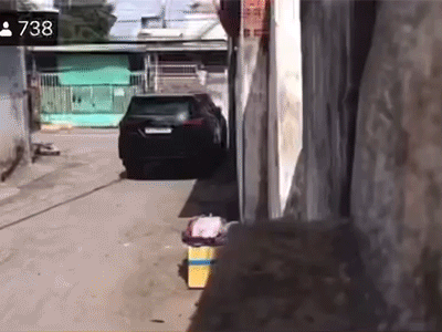 Ôtô đậu trước cửa và hành động gây tranh cãi của người đàn ông