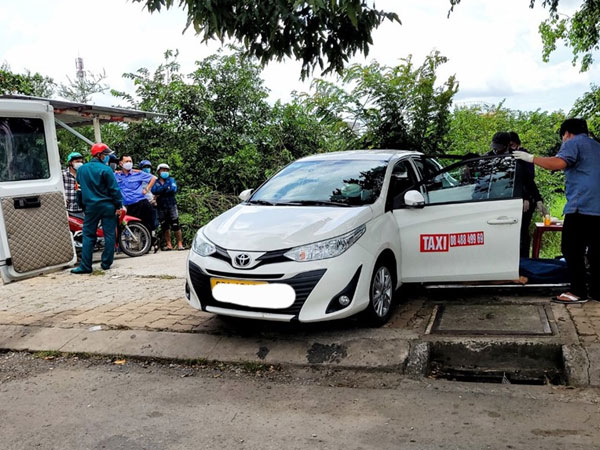 Tài xế tử vong trong taxi đậu lề đường