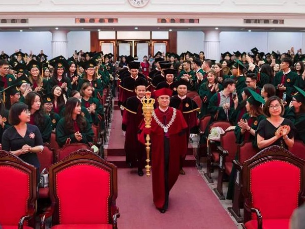 Tranh cãi hiệu trưởng dùng quyền trượng, Đại học Kinh tế nói gì?