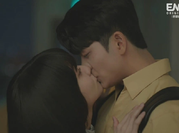 Ý nghĩa sau cảnh hôn làm bùng nổ rating Nữ Luật Sư Kỳ Lạ Woo Young Woo