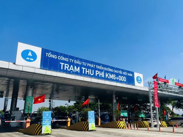 Ngày đầu cao tốc Nội Bài-Lào Cai chỉ thu phí không dừng, nhiều xe không đủ tiền trong tài khoản