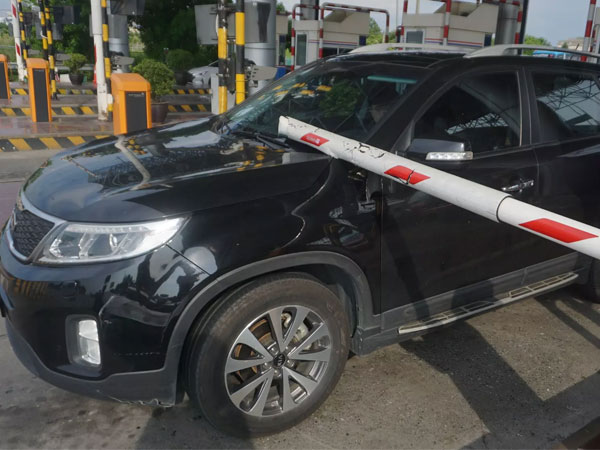 Thu phí không dừng cao tốc Pháp Vân - Cầu Giẽ liên tục gặp lỗi, tài xế đâm phải barie