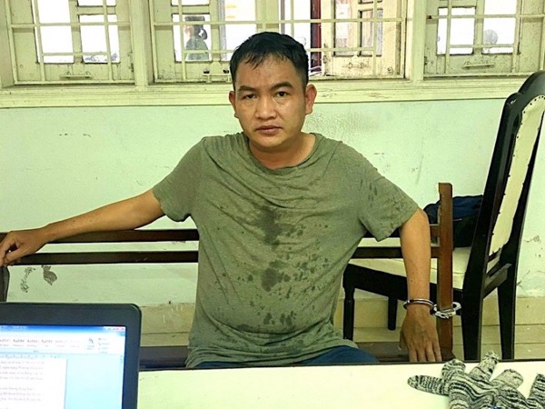 Đập kính ôtô của người đi ra từ ngân hàng để trộm