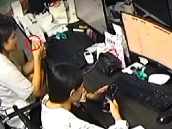 Tu một phát gần hết cốc trà sữa, cô gái nhặt được con thạch sùng ăn kèm