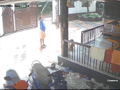 'Giật mình' với khoảnh khắc người đàn ông tóm được em trai ngã từ trên tầng cao xuống đất