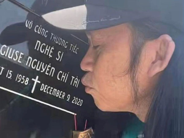 Nghẹn ngào khoảnh khắc NSƯT Hoài Linh thăm mộ cố nghệ sĩ Chí Tài