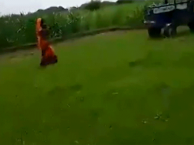 Cư dân mạng dậy sóng khi người mẹ ném con gái xuống dưới máy cày vì lý do không tưởng