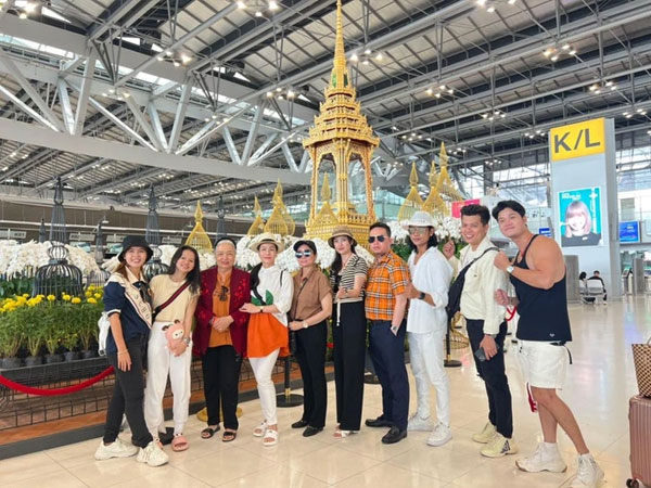 Nhật Kim Anh đưa mẹ đi du lịch còn có cả 'người đặc biệt' theo cùng