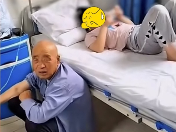 Con gái xin vào viện chăm sóc ông bị ốm, bố vào thăm thì chứng kiến cảnh tượng gây sốc: 'Giờ nhét ngược nó lại vào bụng còn kịp không?'