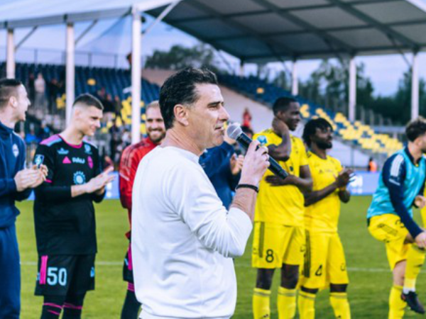 Pau FC thảm bại ngày ra quân, HLV Tholot gửi thông điệp đanh thép đến Quang Hải và đồng đội