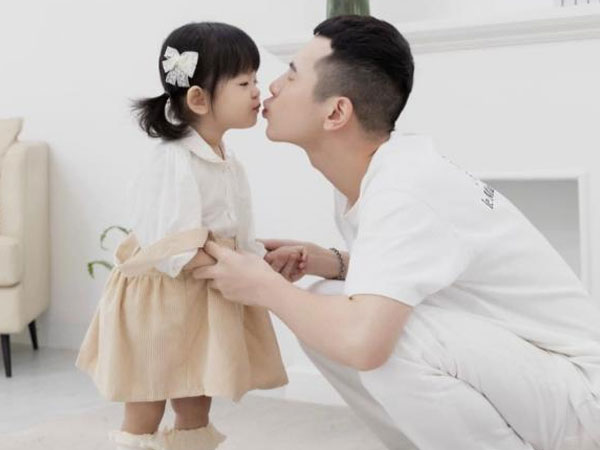 Hot boy 'Tỏ tình hoàn mỹ' Phí Ngọc Hưng có động thái ngầm xác nhận là bố của con gái Trương Mỹ Nhân
