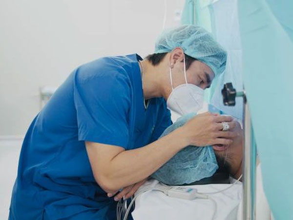 Bà xã Lê Dương Bảo Lâm hạ sinh quý tử, nam diễn viên xúc động gửi lời cảm ơn vợ
