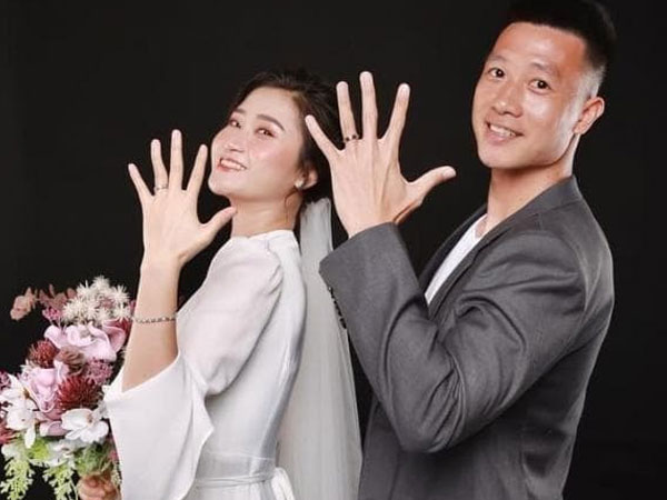 Bạn gái tiền vệ Huy Hùng 'chốt cưới' sau 8 năm vì bố chồng bảo: 'Không cưới thì cút!'