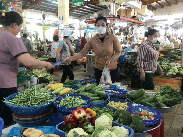 Xăng giảm 4 lần hơn 7.000 đồng/lít: Bao giờ tan 'bão' giá?