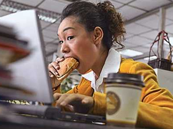 7 thói quen ăn uống 'độc hại' khiến dân văn phòng 'chết dần chết mòn'