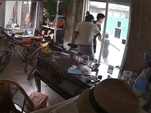 Người phụ nữ thoát hiểm trong gang tấc khi gió giật tấm biển quảng cáo trước nhà