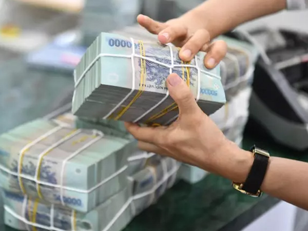 Lãi suất lại lập đỉnh, có tiền gửi ngân hàng là sướng