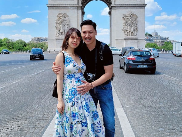 Mạnh Trường đưa vợ bầu đi du lịch châu Âu, hành động tinh tế thể hiện sự yêu chiều hết mực