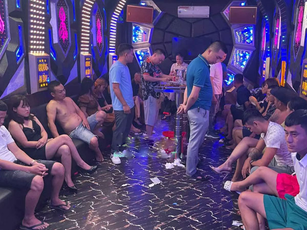 8 cô gái trẻ 'bay lắc' trong quán karaoke