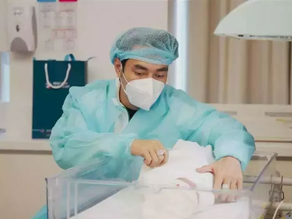 Quý tử Lê Dương Bảo Lâm chào đời 1 ngày đã phải làm tiểu phẫu