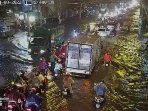 Mưa sầm sập ở TPHCM, nhiều đường phố lại ngập như sông