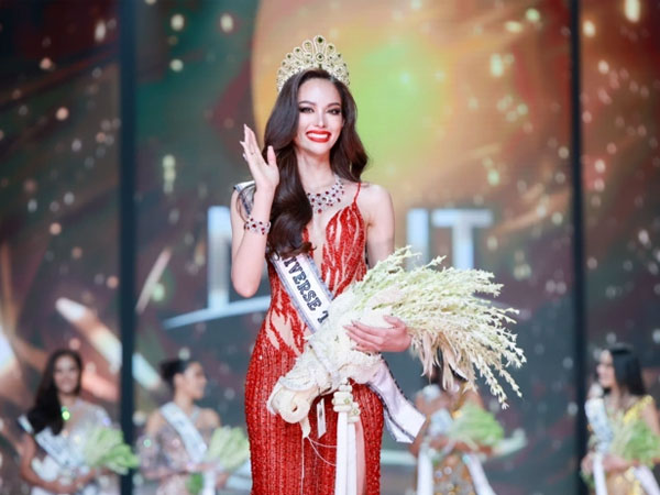 Quá khứ cơ cực của Tân hoa hậu Hoàn vũ Thái Lan: Từng ăn cơm ké nhà sư, sống ở bãi rác