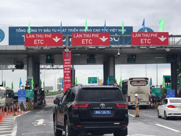 Vì sao xe dán thẻ ETC, có tiền nhưng không qua được trạm?