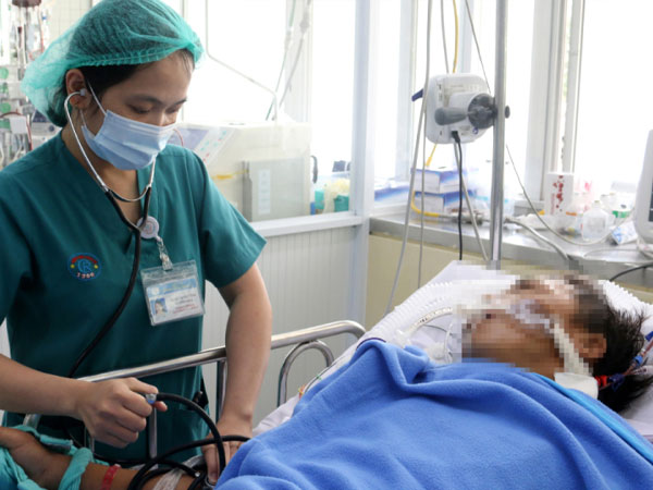 Tay không bắt rắn hổ mang, người đàn ông suy đa phủ tạng