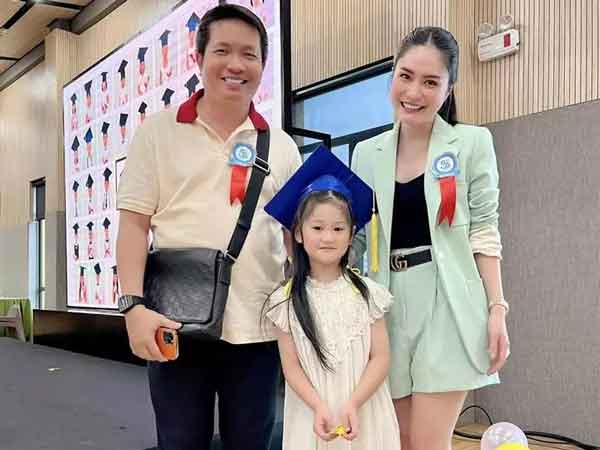 Vợ chồng Đoàn Di Băng dát hàng hiệu cho ái nữ vừa tốt nghiệp mẫu giáo