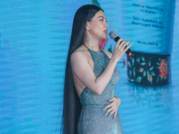Bùi Lan Hương tức 'anh ách' khi khán giả không biết mình hát bằng miệng hay bằng tóc!