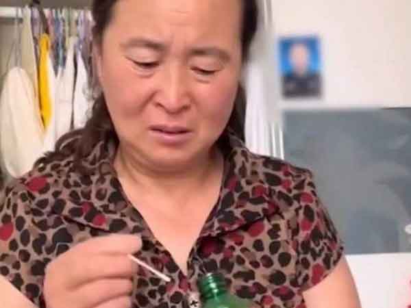 Xót xa hình ảnh mẹ già vừa khóc vừa lau vết thương sau sinh cho con gái: Có sinh con mới biết lòng cha mẹ
