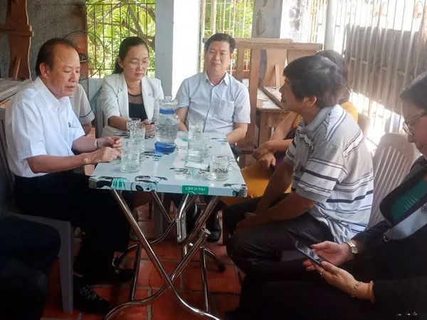 Giám đốc Bệnh viện Đa khoa Ninh Thuận viếng nữ sinh gặp nạn, xin lỗi gia đình
