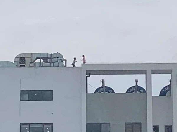 Khoảnh khắc hai cháu bé chơi đùa trên nóc chung cư ở Hà Nội khiến người chứng kiến thót tim